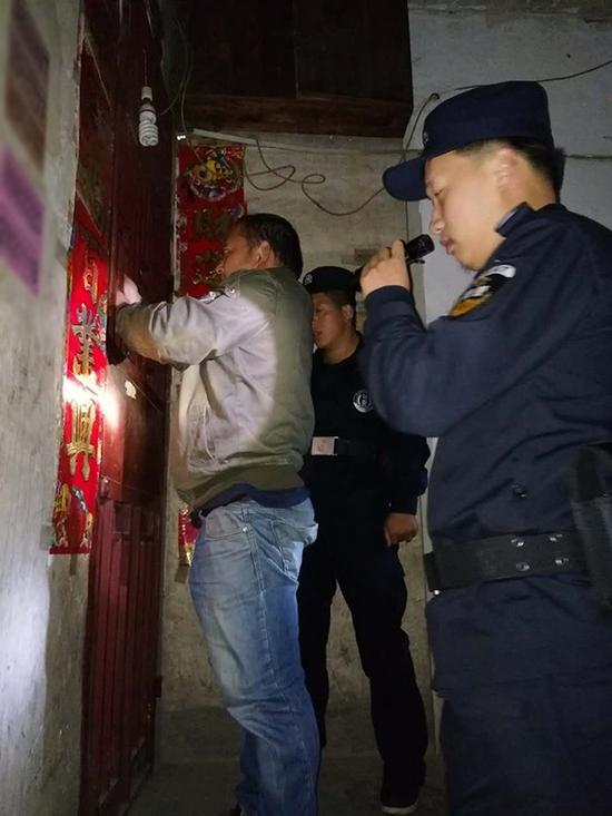 山东粗心妈妈误将幼女锁家中 